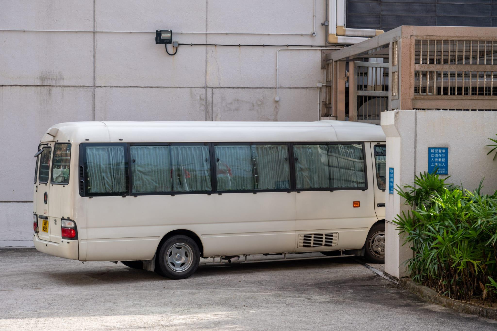 73歲藝人李龍基的36歲未婚妻王青霞(Chris)涉在港逾期居留,今日(20日)在沙田裁判法院提堂,今早三輛入境處車輛先後抵達法院。(陳奕釗攝)