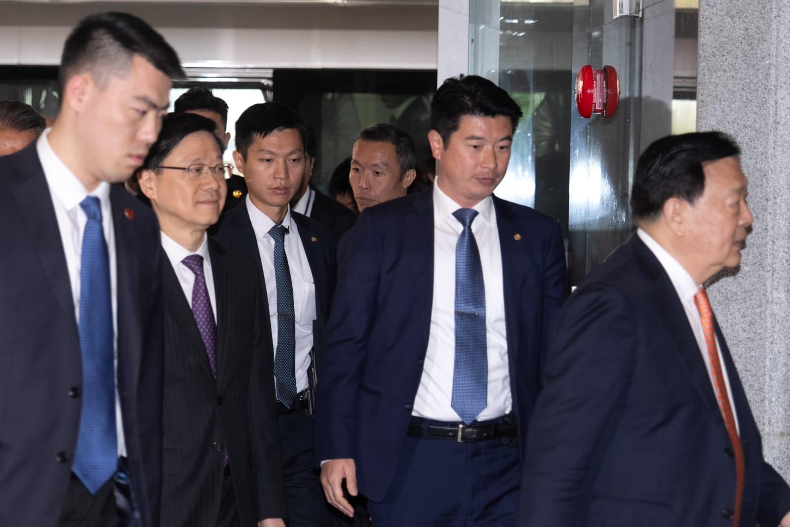 夏龍寶今早到訪政府總部,特首李家超等多名官員在場迎接。(林靄怡攝)