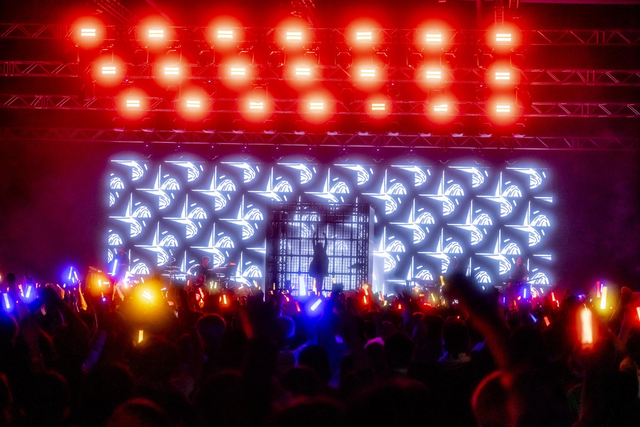 Ado每次在舞台上演出也只以剪影示人,今次港騷亦不例外。