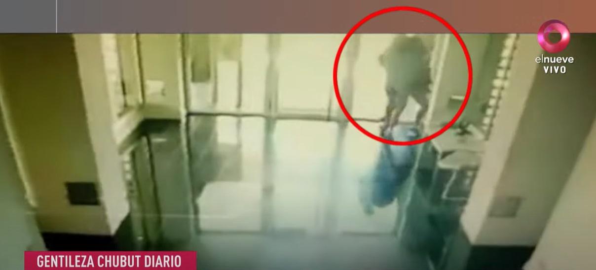 兩人打作一團。(互聯網)