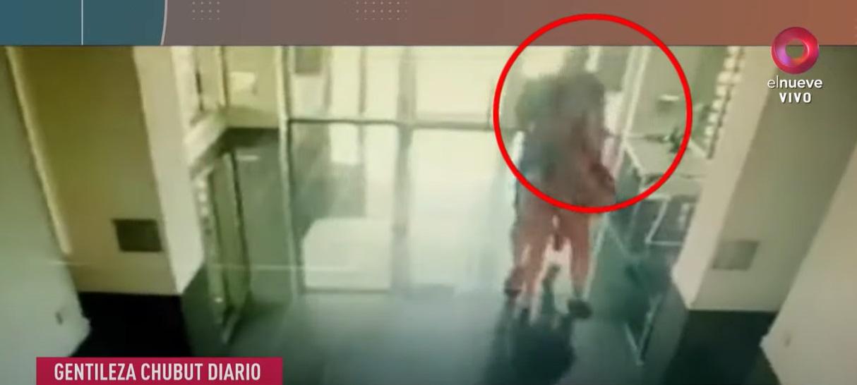 男子用雙臂從後勒住女友頸部。(互聯網)