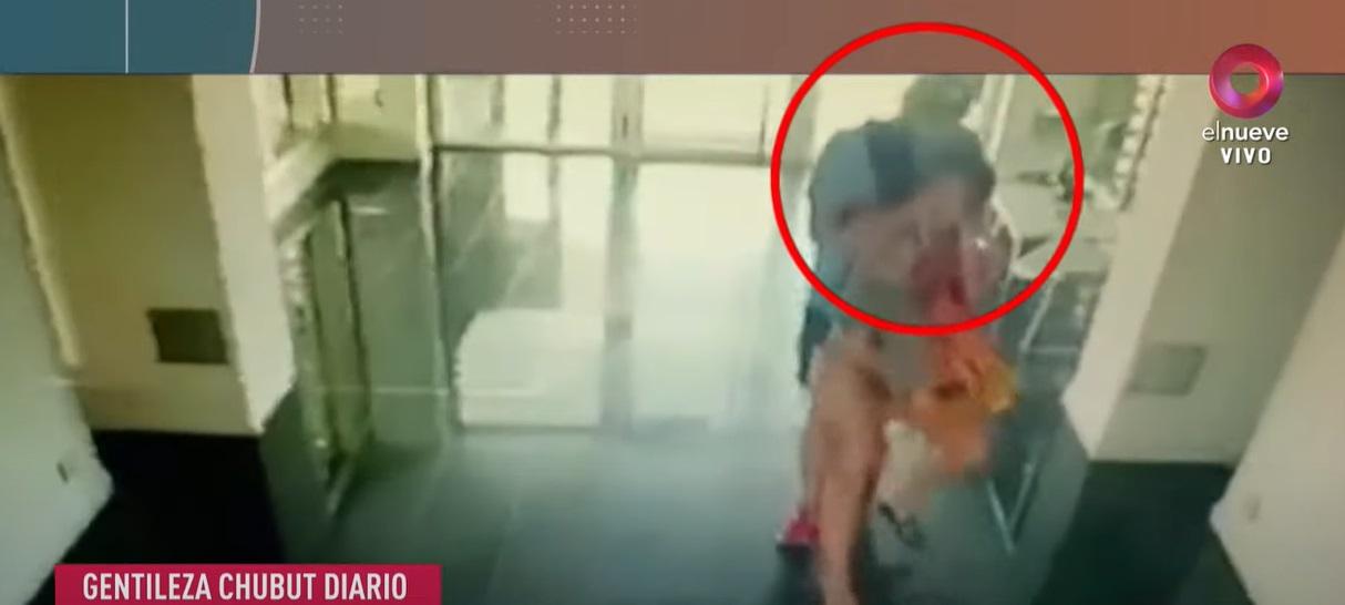 男子用雙臂從後勒住女友頸部。(互聯網)