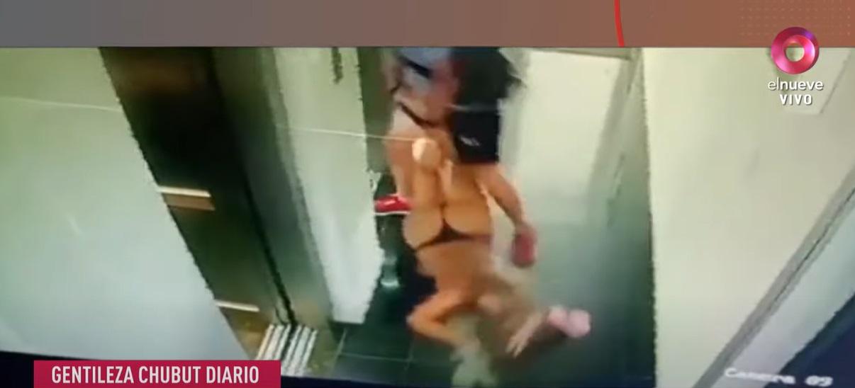 男子將女友拖進電梯,女子上衣掀到肩膀,下身只剩T-back。(互聯網)