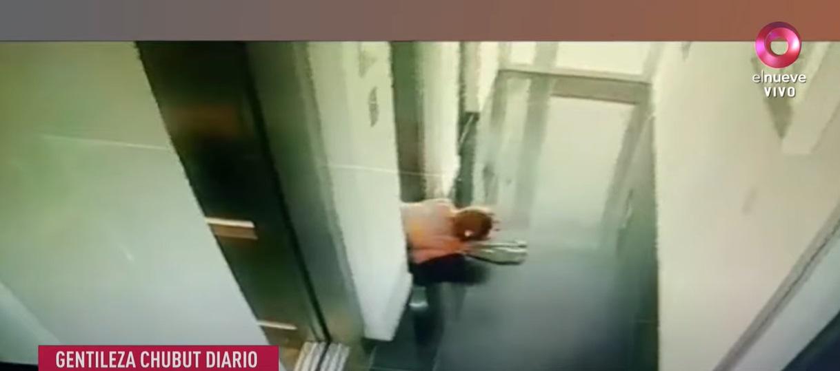 女子被男友拖進電梯,上衣掀到肩膀。(互聯網)