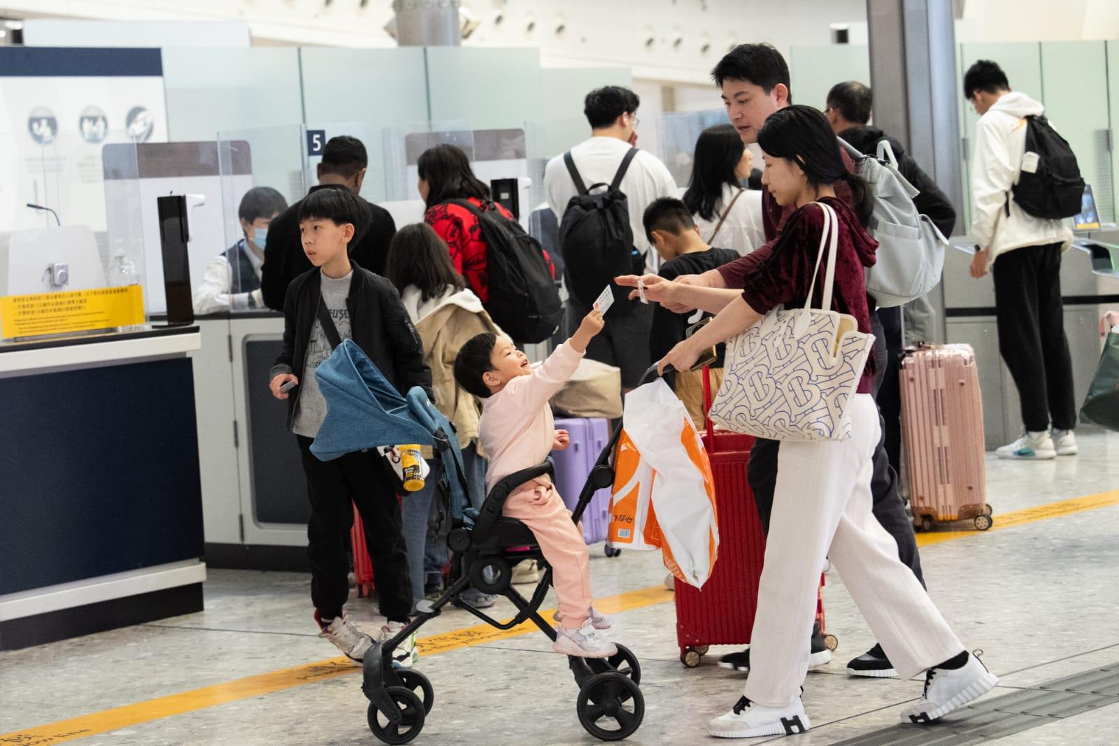 內地春節長假期結束,大批旅客離港。(林靄怡攝)