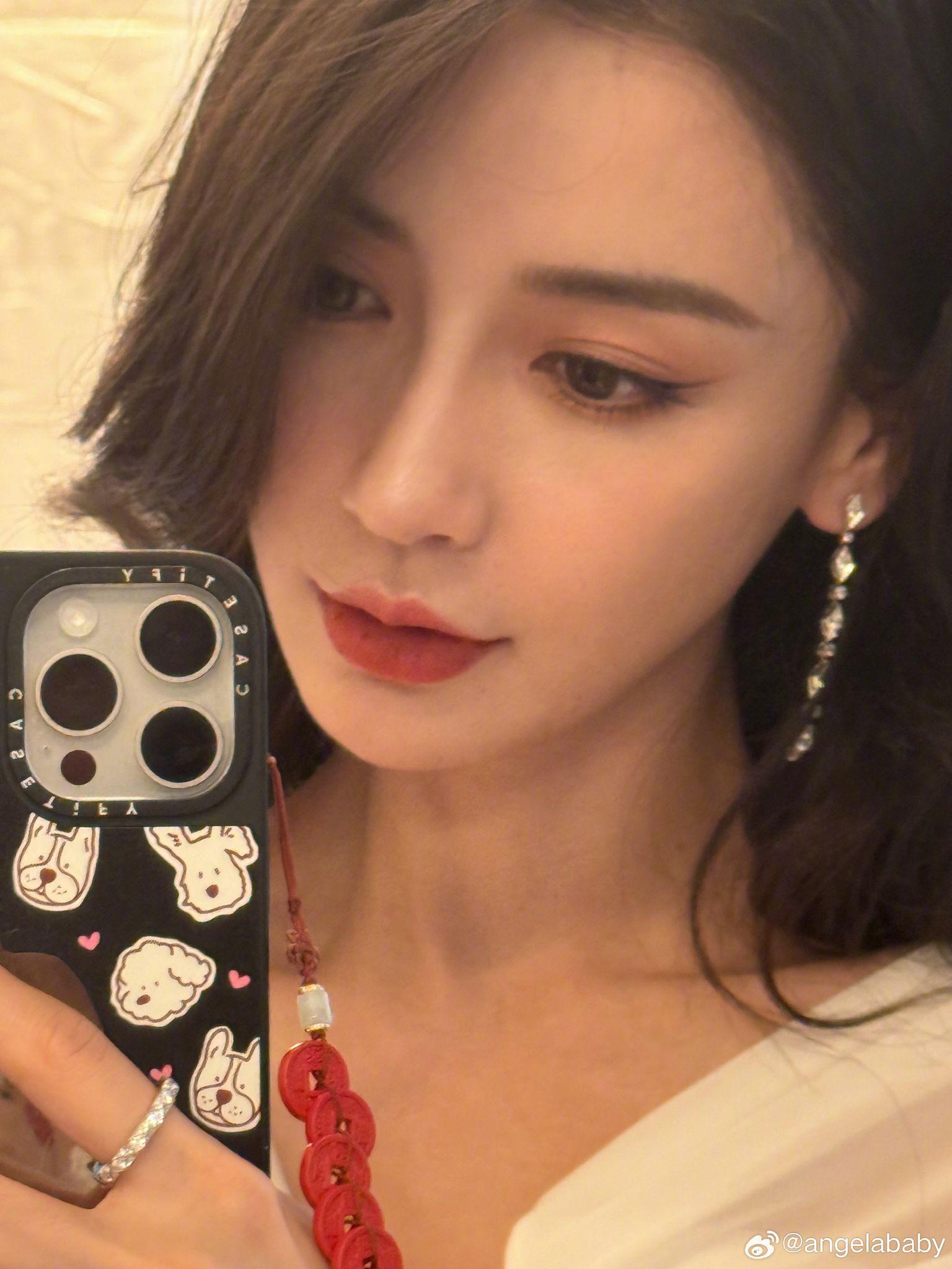 Angelababy赴杜拜出席開幕派對狀態大勇。