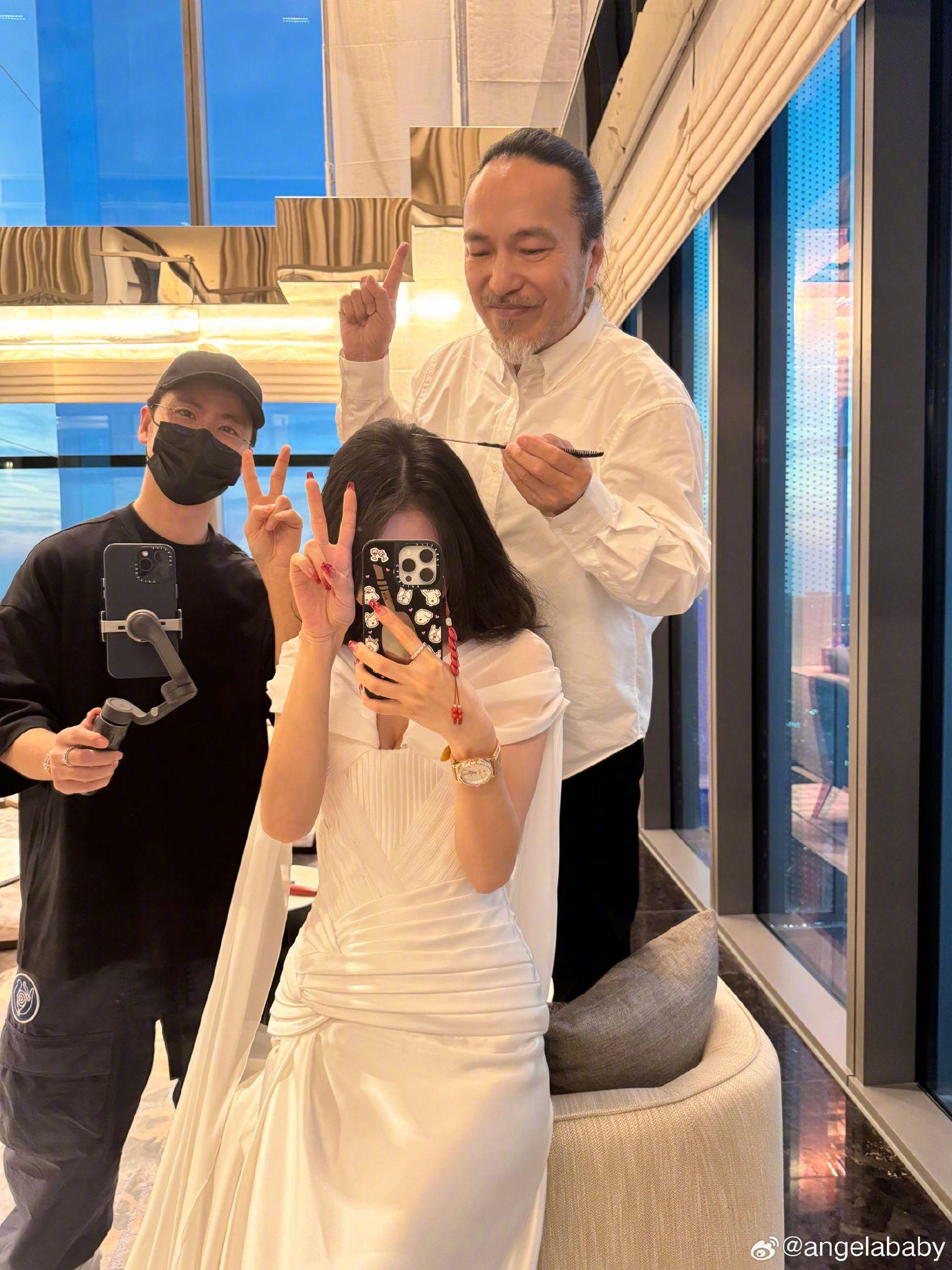 Angelababy於微博上載了活動前與髮型師的開心合照。