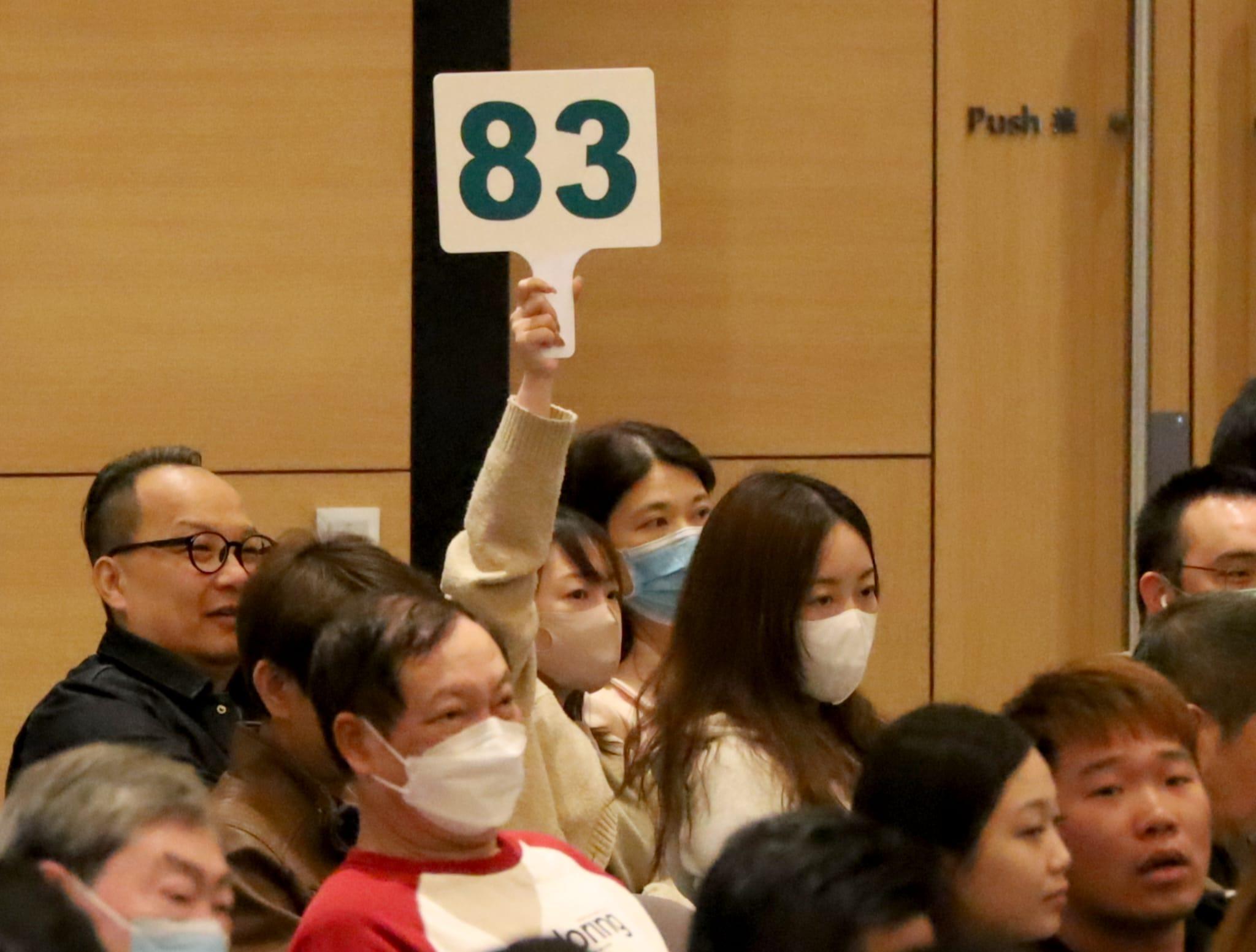 該名女子手持83號牌。(鍾式明攝)