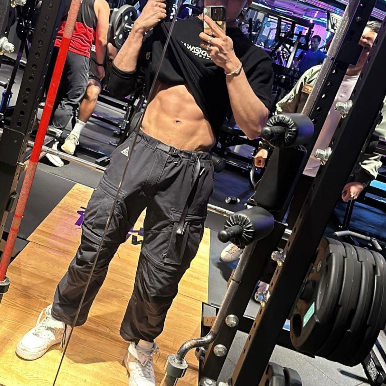 ANSONBEAN大方認蜜運中,還風騷曬腹肌。