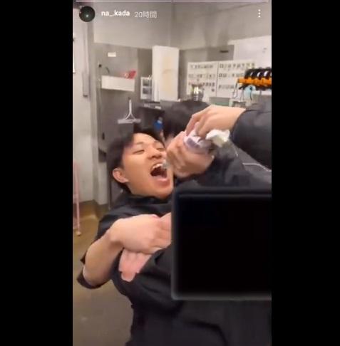 日本連鎖火鍋店員工喪玩 唧忌廉入同事口 累公司道歉(有片)