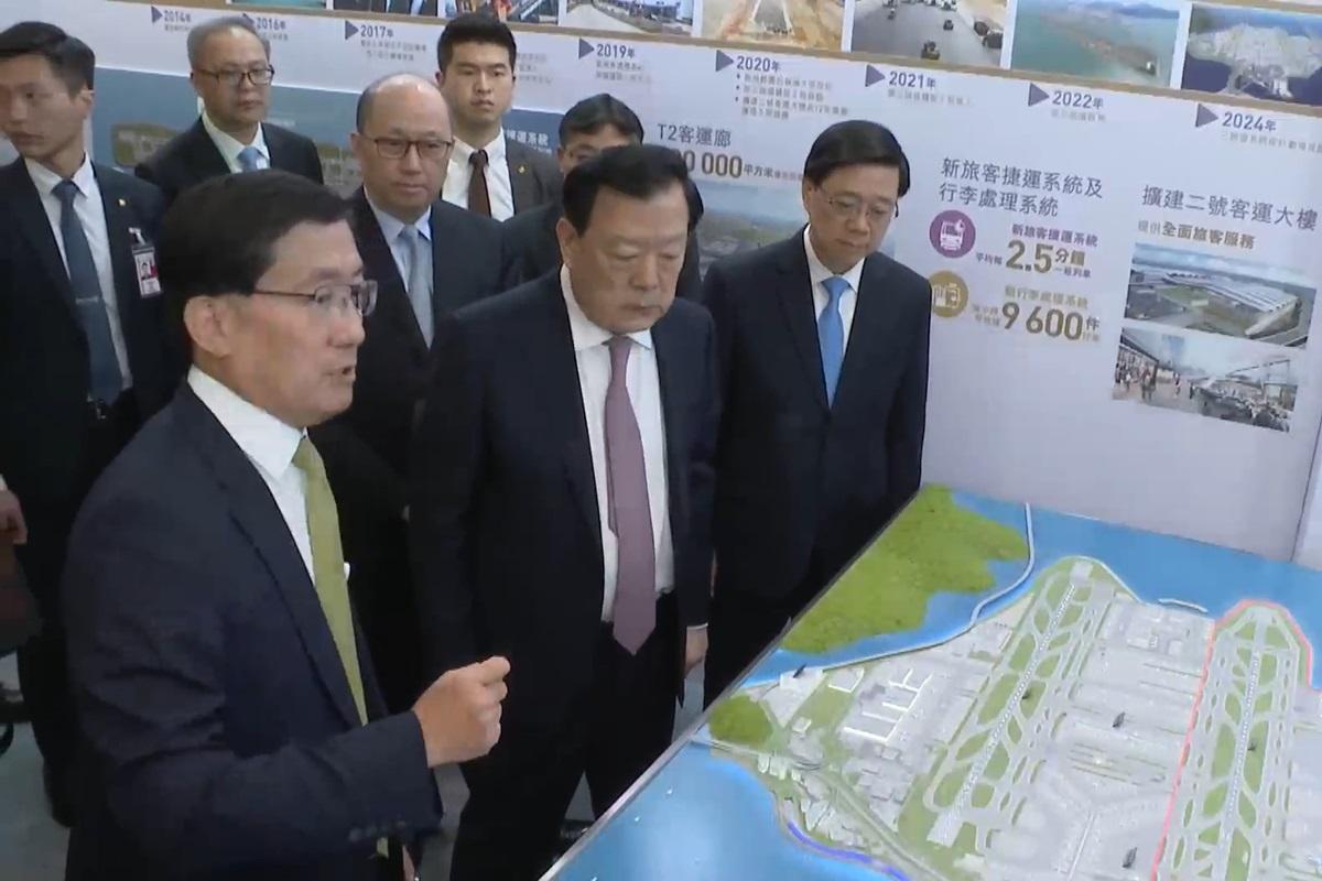 夏寶龍(右二)聽取機管局介紹香港國際機場運作。(政府新聞處影片截圖)
