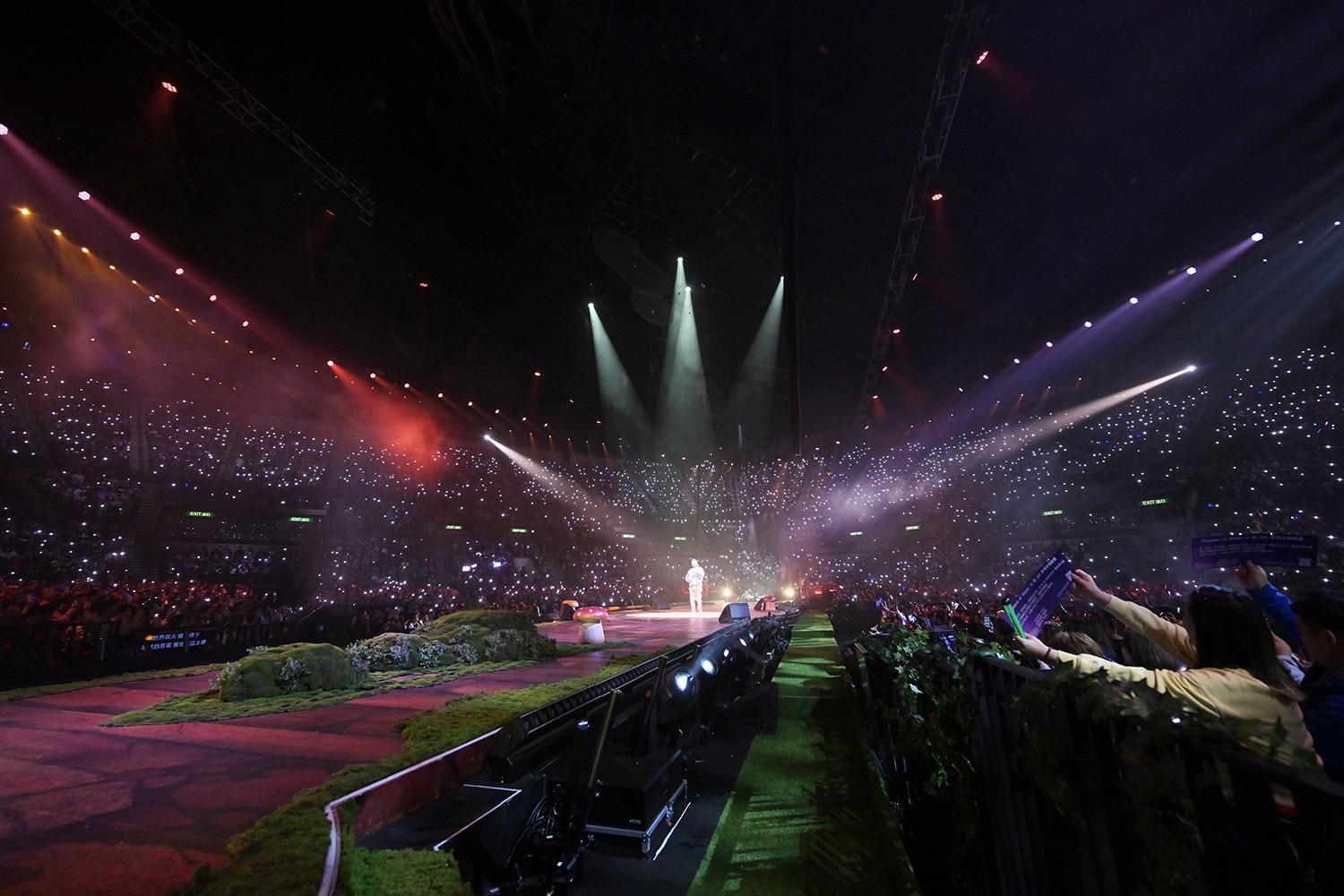 鄭中基相隔3年再開香港個唱,情人節演出在大家浸沉氣氛下順利完成。