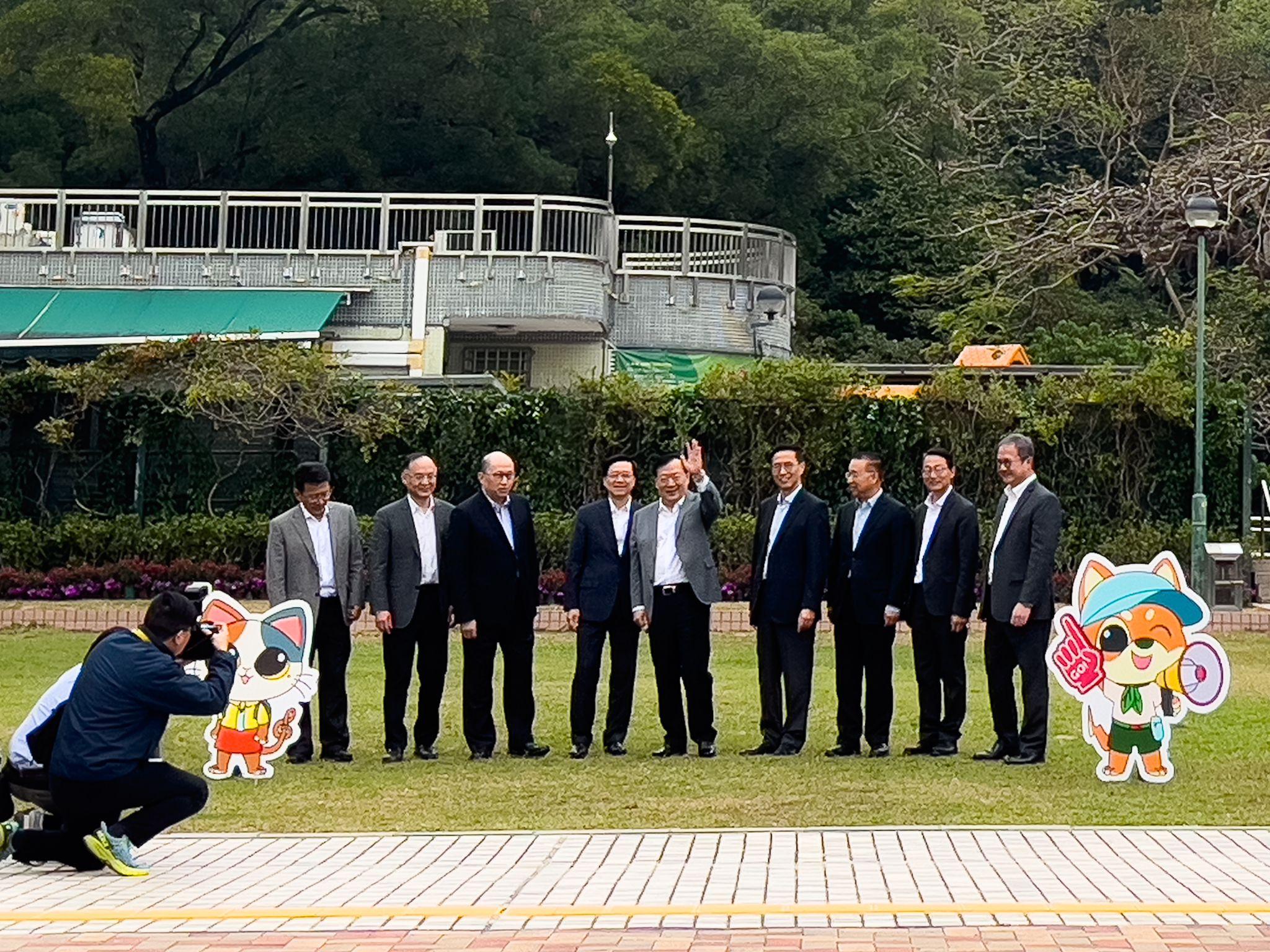夏寶龍訪港第3日,下午在特首李家超陪同下參觀郊野公園。(林靄怡攝)