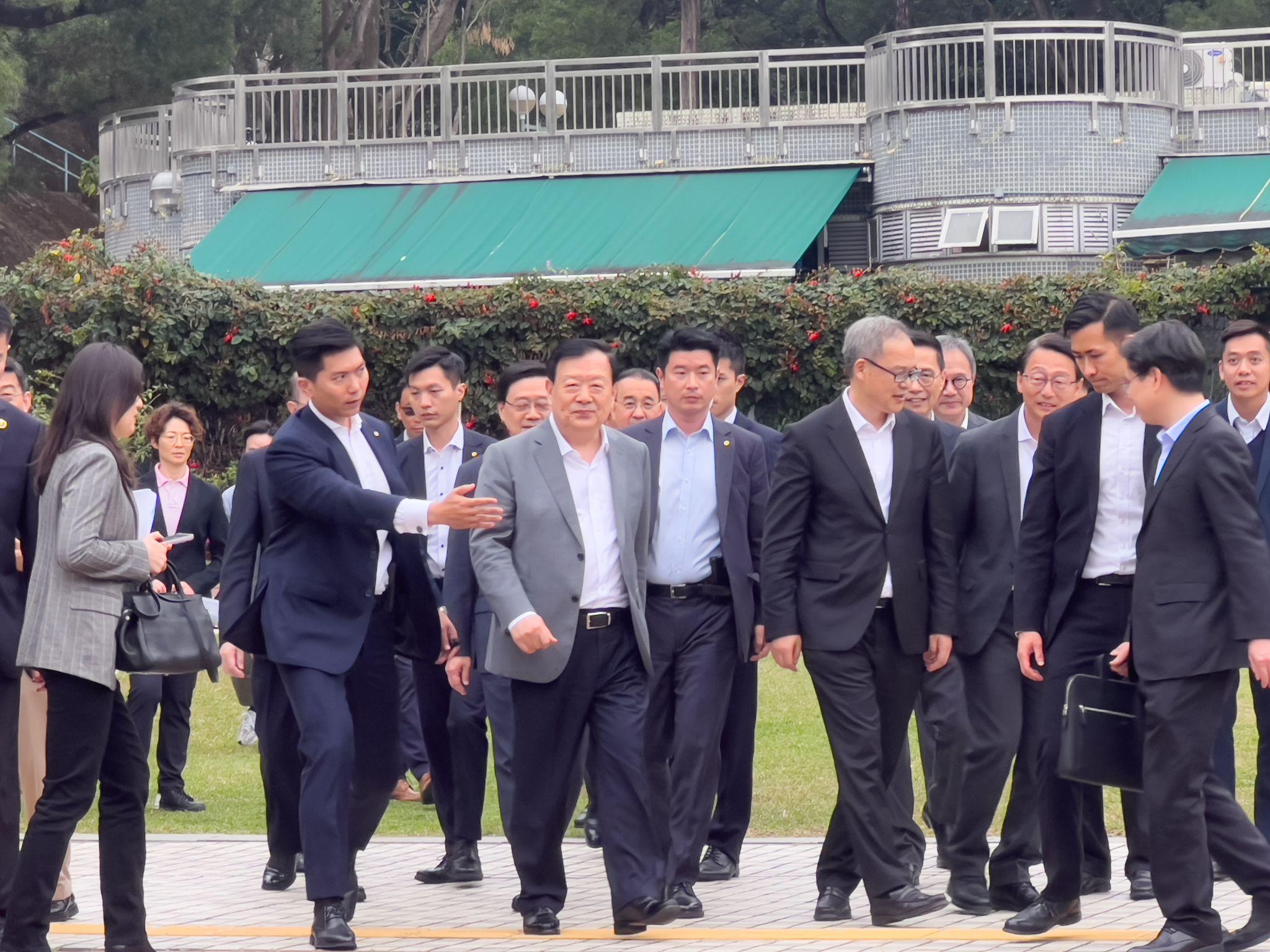 夏寶龍訪港第3日,下午在特首李家超陪同下參觀郊野公園。(林靄怡攝)