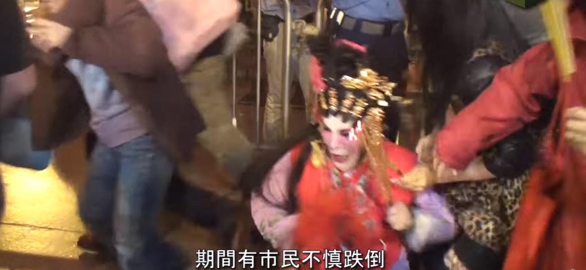 黃夏蕙頭炷香頭曾被推倒,幸好有善信扶她起身。