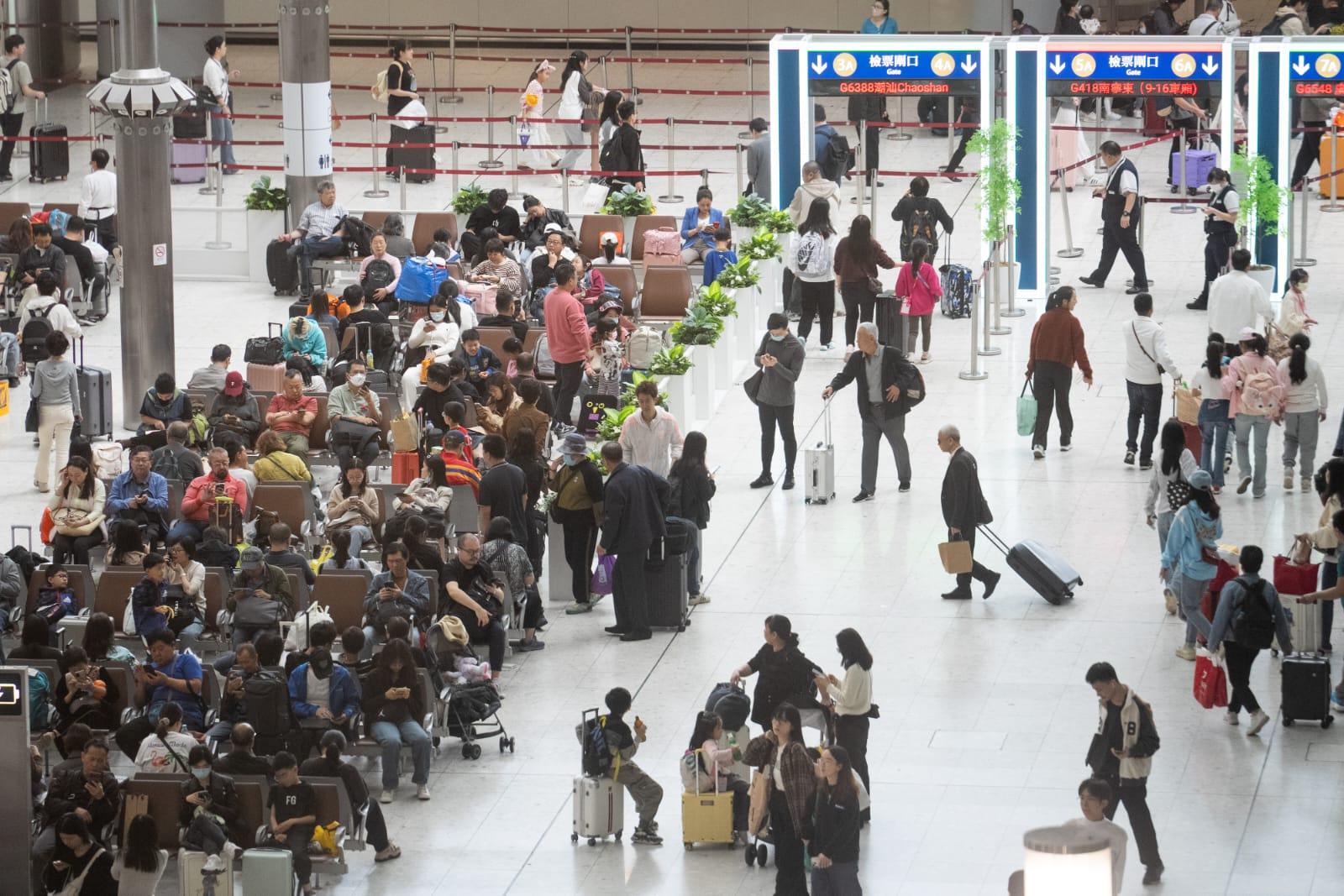 內地春節長假期結束,大批旅客離港。(林靄怡攝)