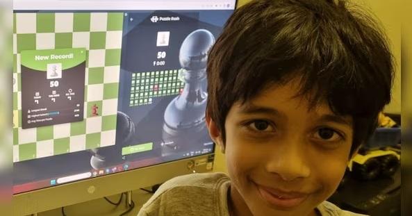 8歲的考席克成為擊敗古典西洋棋特級大師的最年輕棋手。(互聯網)