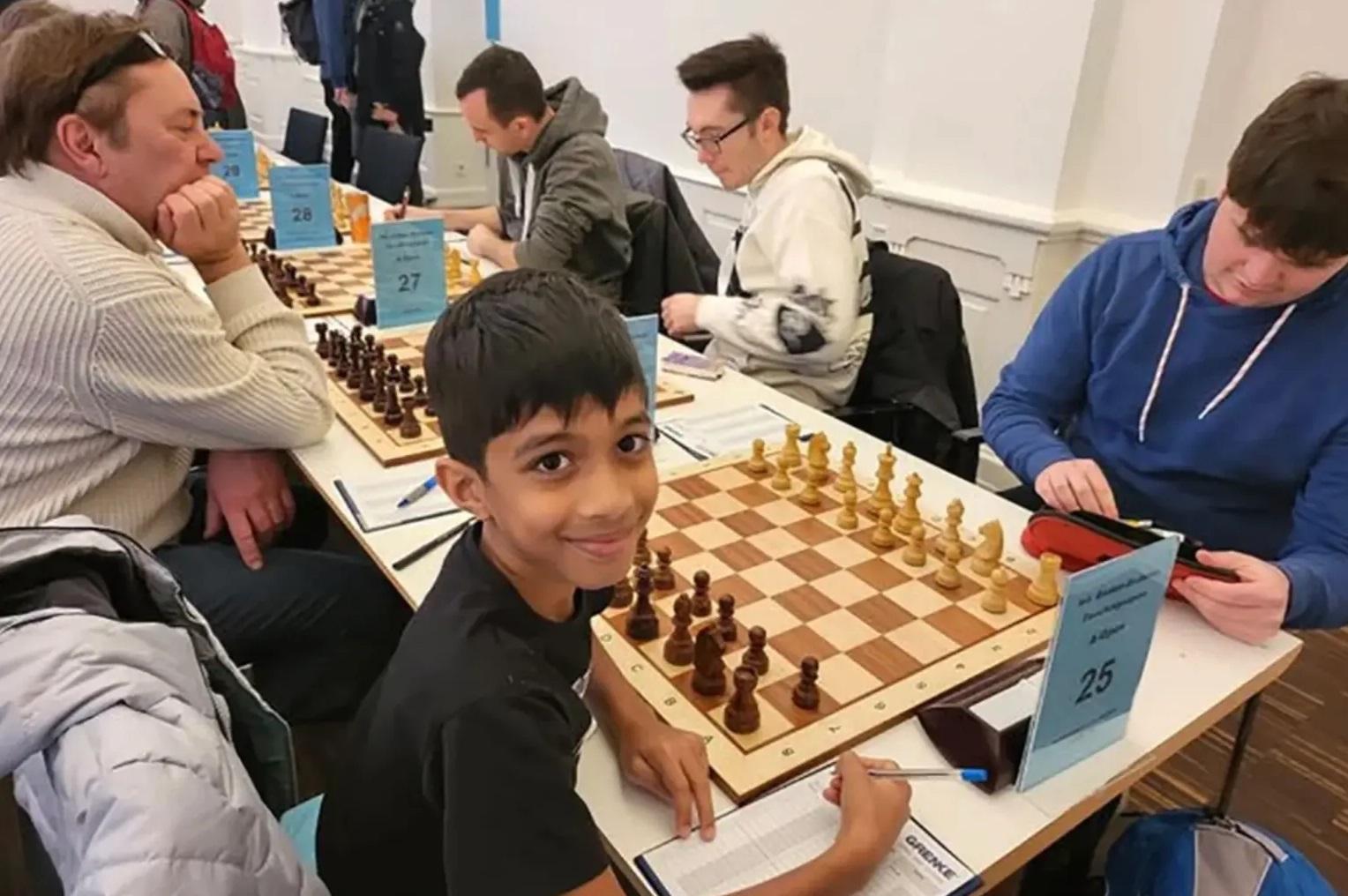 8歲的考席克成為擊敗古典西洋棋特級大師的最年輕棋手。(互聯網)