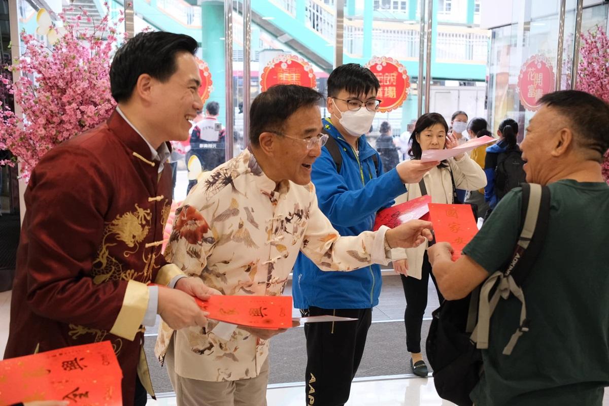 田北辰年廿五去元朗派揮春,仲話「國家安全」、「國強家興」好多人拎。(田北辰FB)