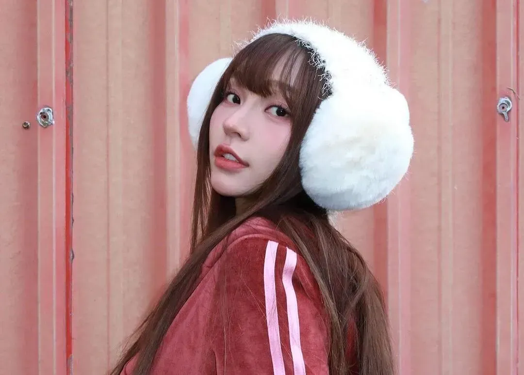 身材出眾的林襄,農曆新年穿上酒紅色服裝及露出纖細小蠻腰。(林襄IG)