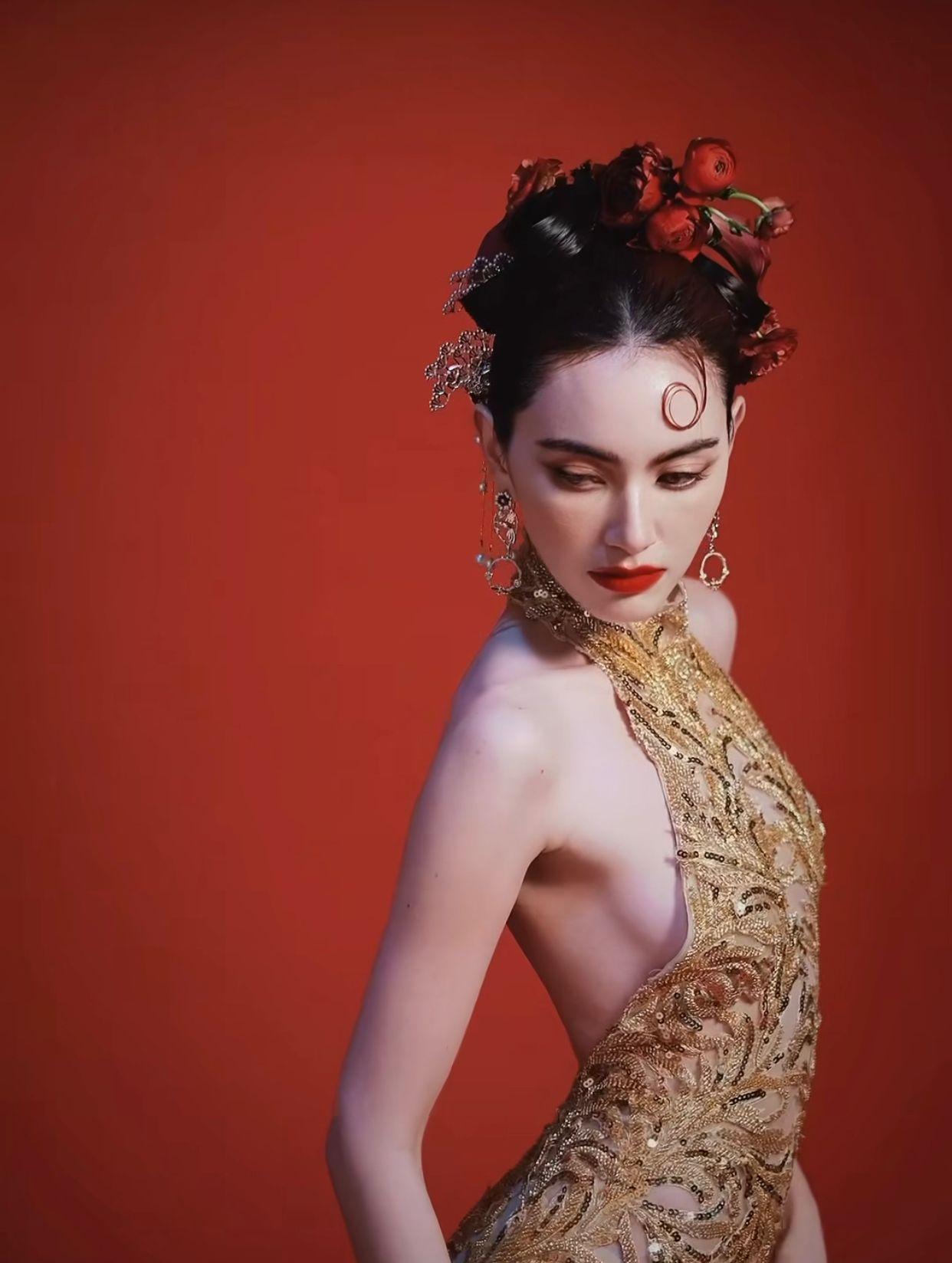 Davika穿上黃金戰衣賀年。