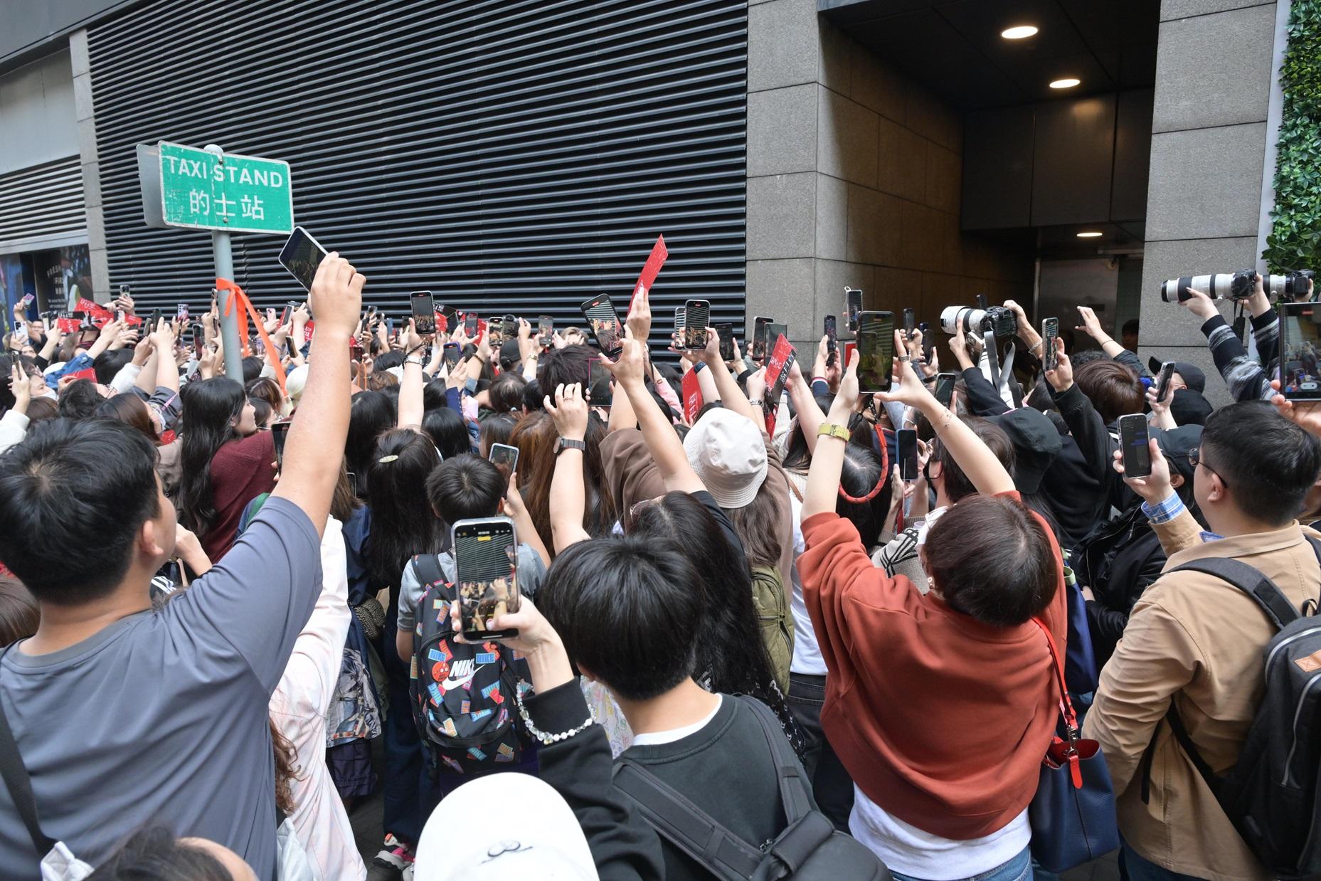 Edan與袁劍偉導演擊發落區派《盜月者》揮春,迫爆尖沙咀。