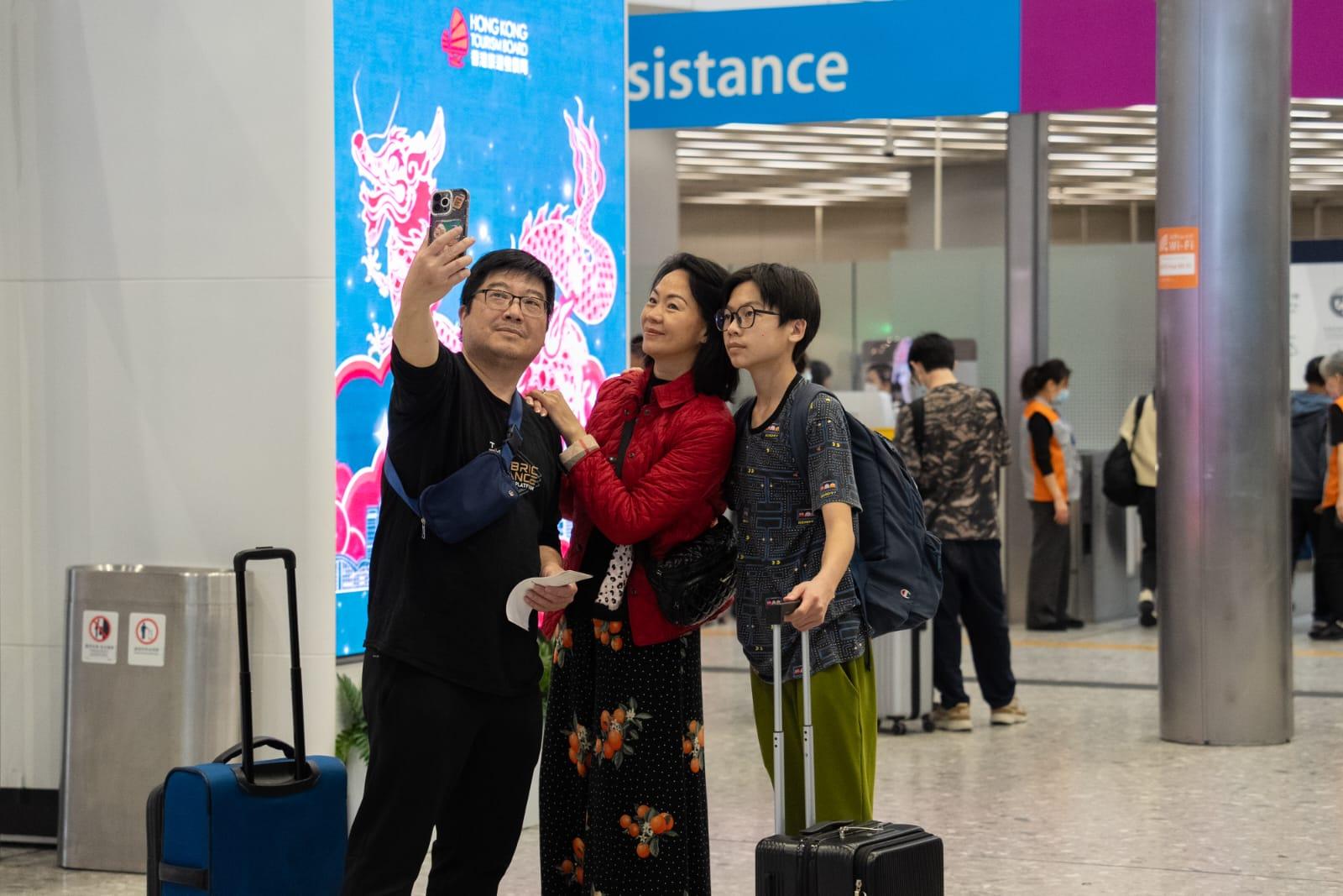 內地春節長假期結束,大批旅客離港。(林靄怡攝)