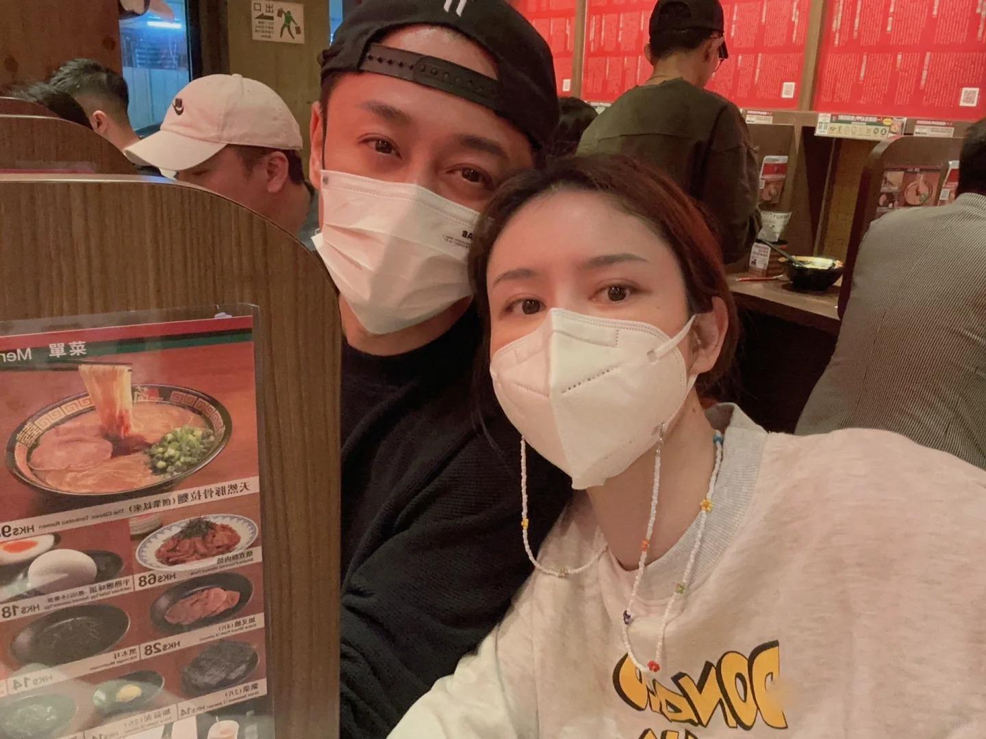 林峯全家照戴賊仔帽被網民指老了十歲(張馨月小紅書)