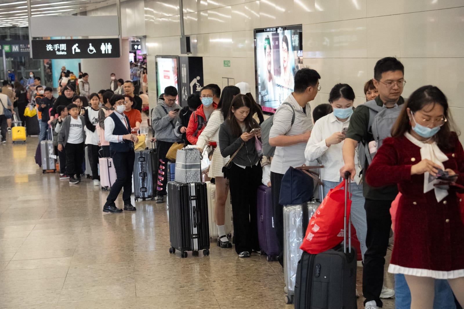內地春節長假期結束,大批旅客離港。(林靄怡攝)
