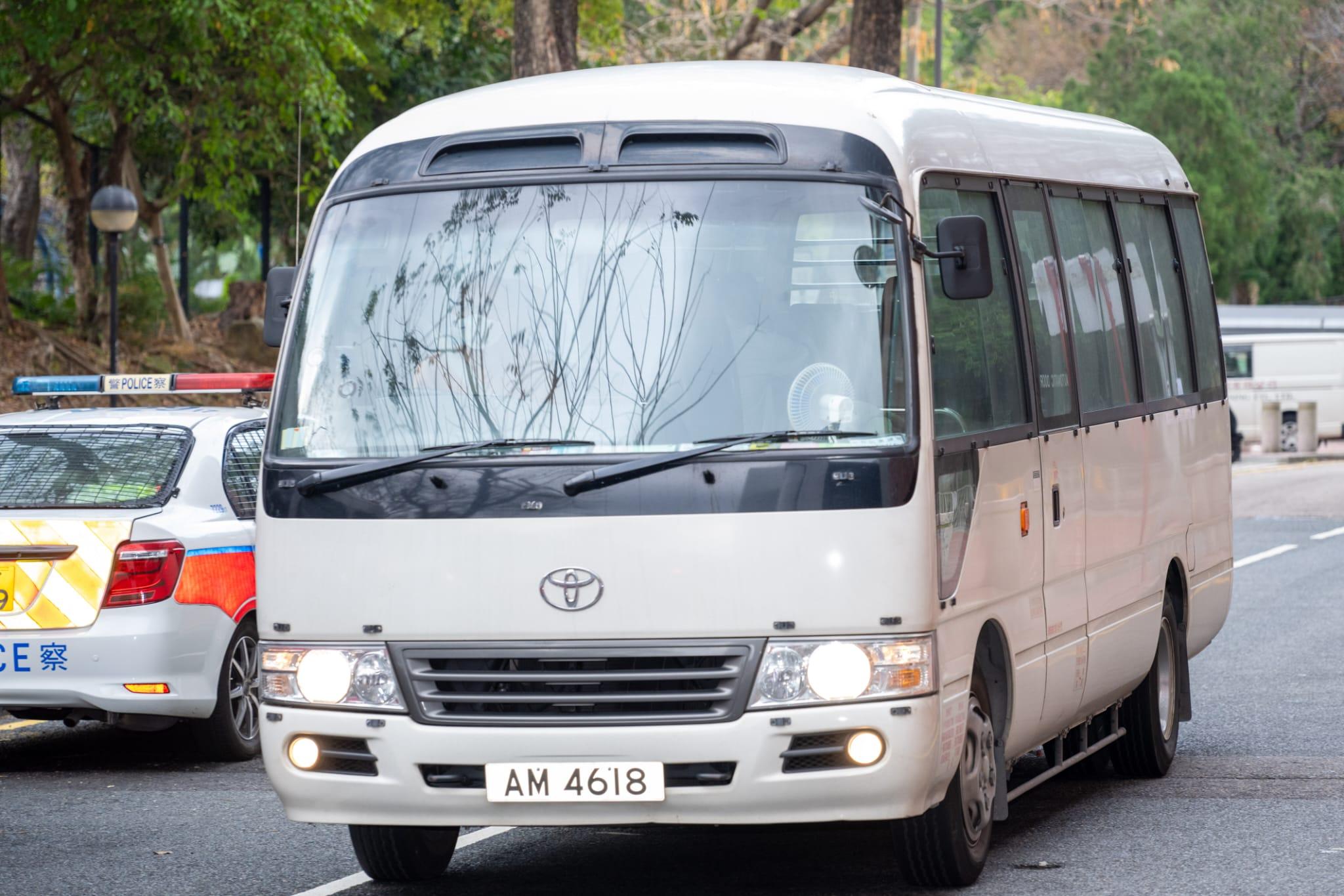 73歲藝人李龍基的36歲未婚妻王青霞(Chris)涉在港逾期居留,今日(20日)在沙田裁判法院提堂,今早三輛入境處車輛先後抵達法院。(陳奕釗攝)