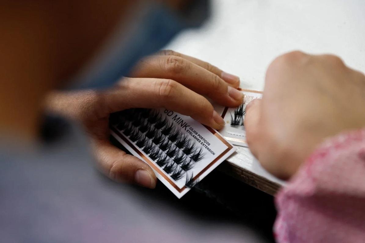 圖為中國山東省平度市一間假睫毛加工工廠。(資料圖片)