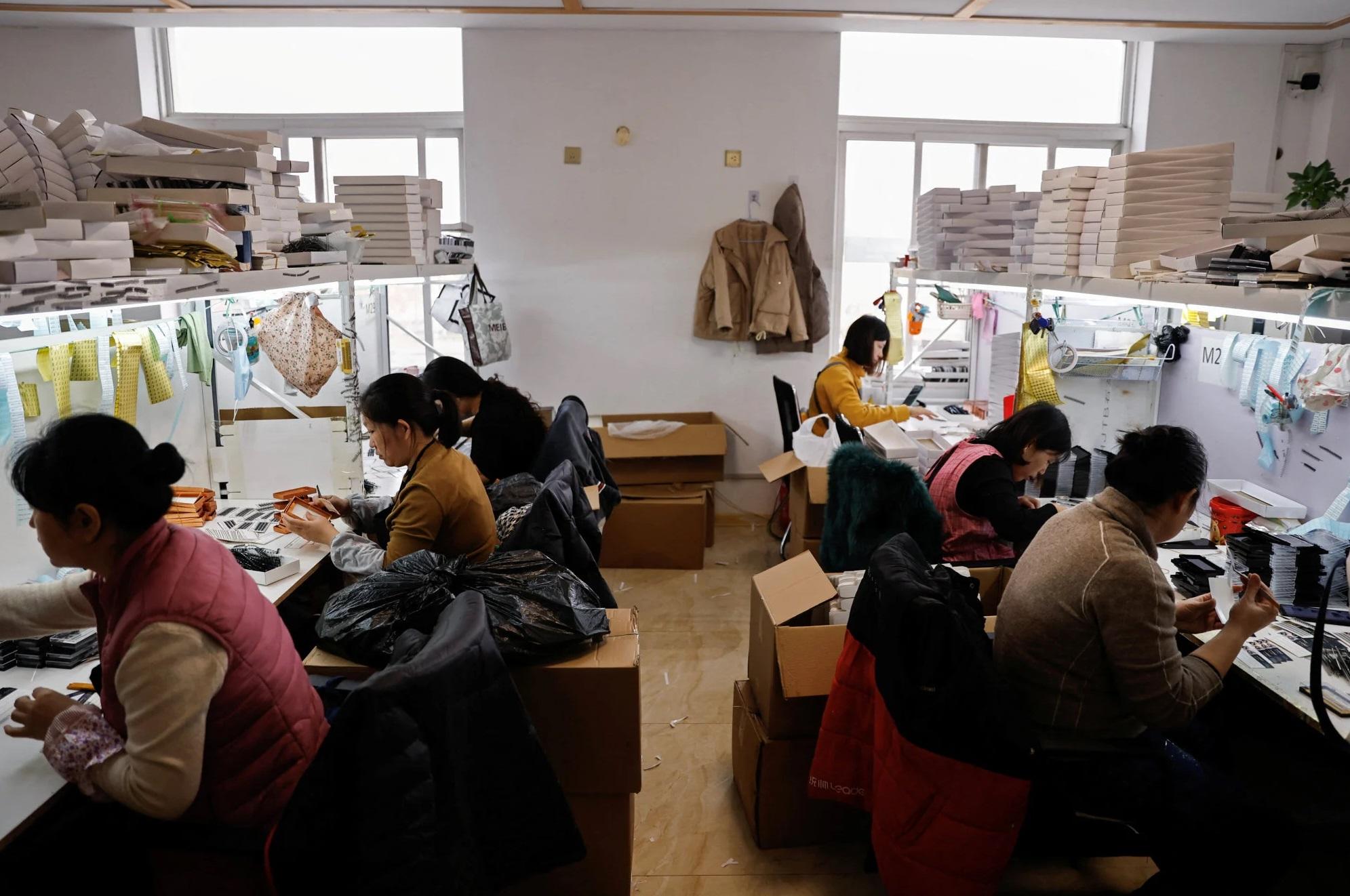 圖為中國山東省平度市一間假睫毛加工工廠。(資料圖片)