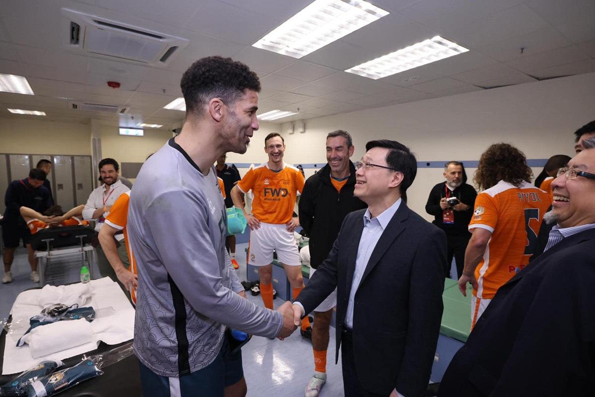 李家超進入更衣室,與世界明星隊球員握手。(李家超FB)