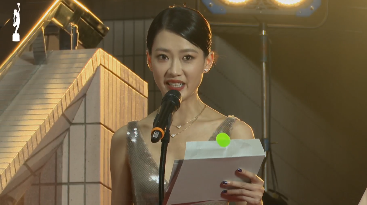 廖子妤當公布最佳男主角候選人時表現有點激動。