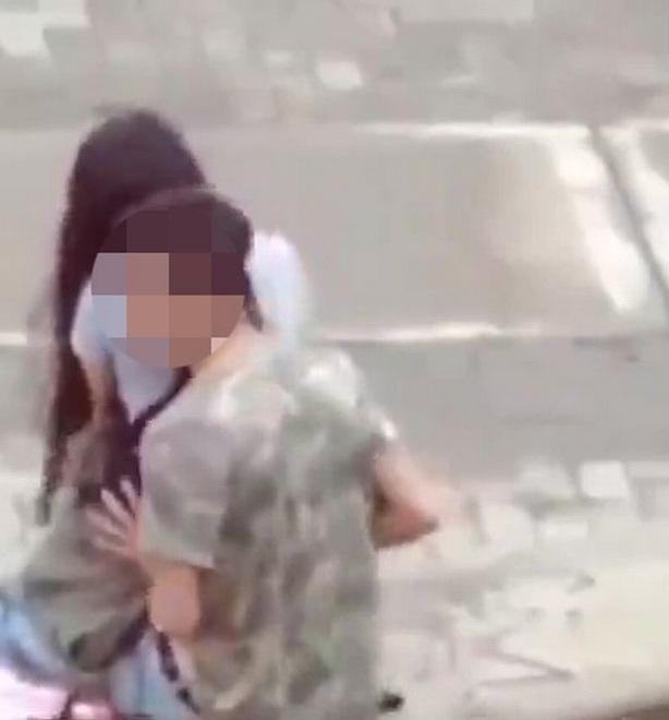 情侶在公園長凳打野野,以為無人看到。(互聯網)