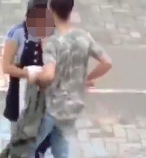 情侶在公園長凳打野野,被罵後離開。(互聯網)