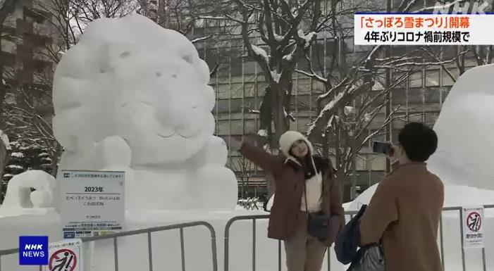 民眾在雪雕前打卡。(互聯網)