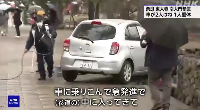 肇事私家車撞上路旁石壆後停下,警員在場處理。(互聯網)
