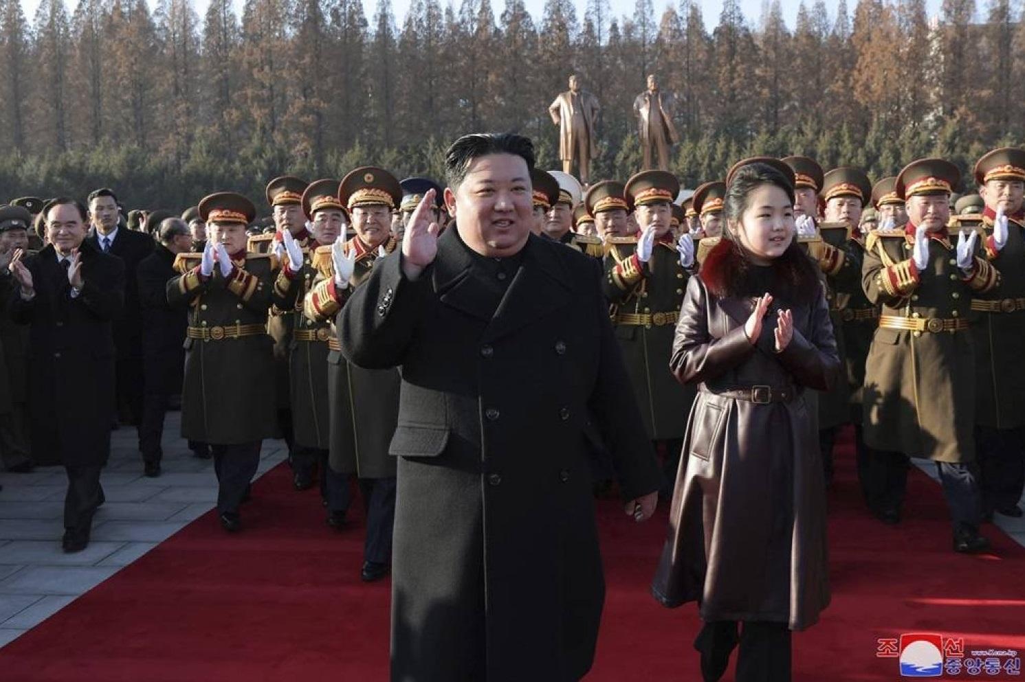 本月初,金正恩與女兒金主愛出席慶祝北韓建軍76周年紀念活動。(資料圖片)