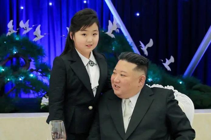 金正恩與女兒金主愛。(資料圖片)