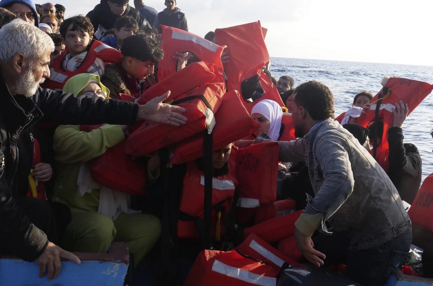 一批乘船的利比亞非法移民去年10月在地中海被救起,送回岸上。(資料圖片)