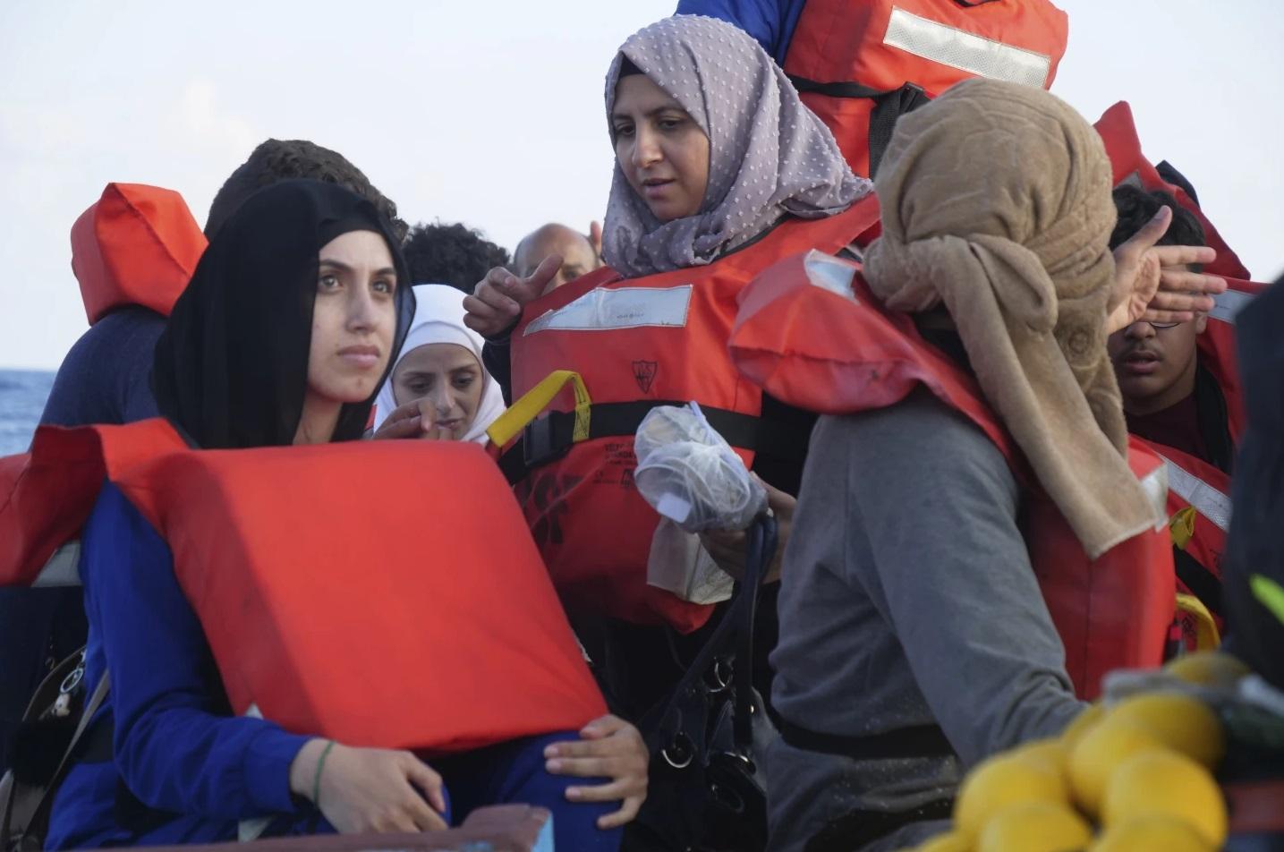 一批乘船的利比亞非法移民去年10月在地中海被救起,送回岸上。(資料圖片)