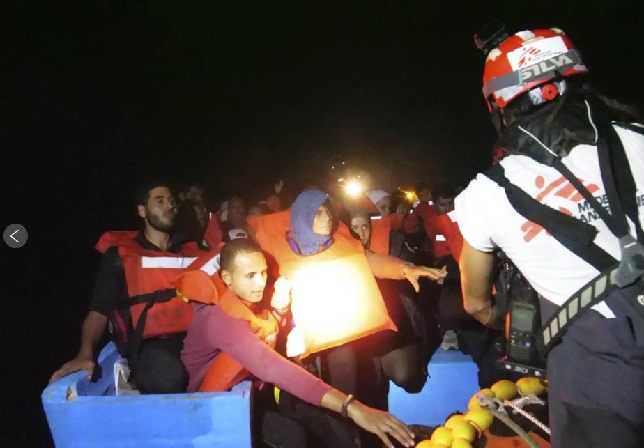 一批乘船的利比亞非法移民去年10月在地中海被救起,送回岸上。(資料圖片)