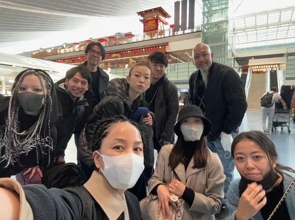 中島美嘉今早出發前公開大合照,與隨行的老公(右上角)大方同框。