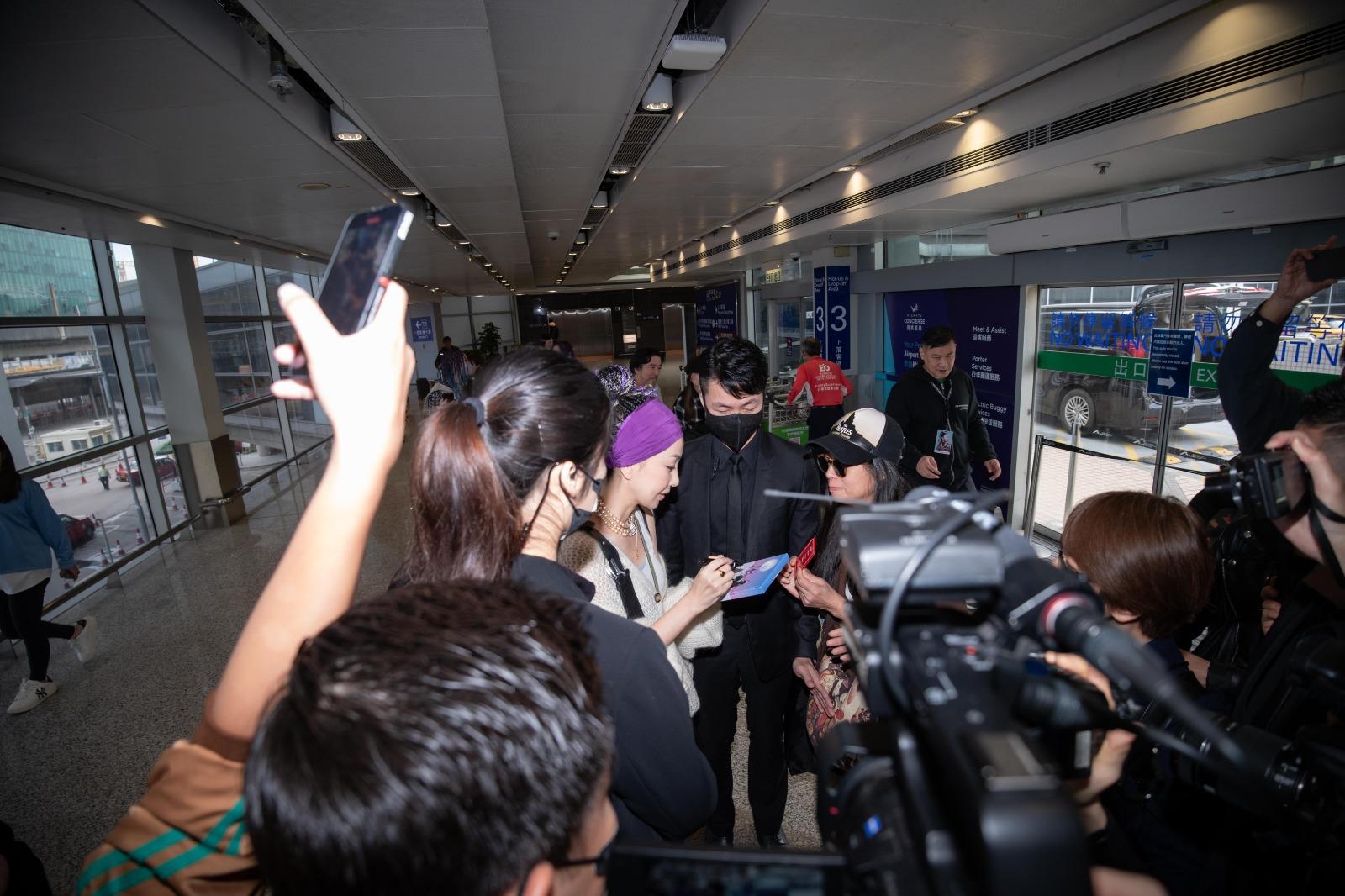 中島美嘉臨上車前為有歌迷簽名。