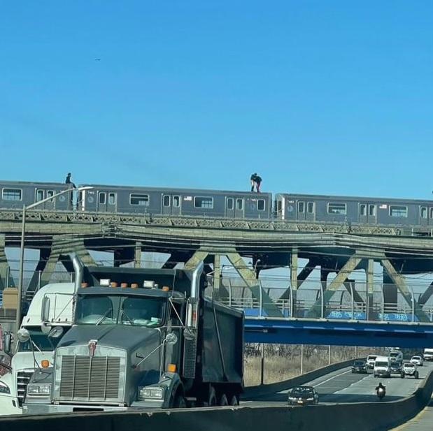 兩名脫褲男子相擁,另一人觀戰。(互聯網)