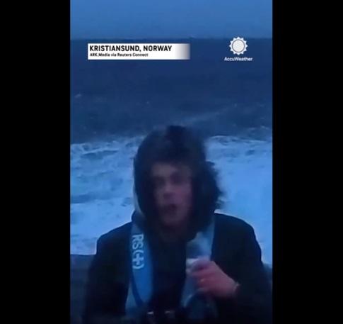 狂風下,記者在海邊做直播。(互聯網)