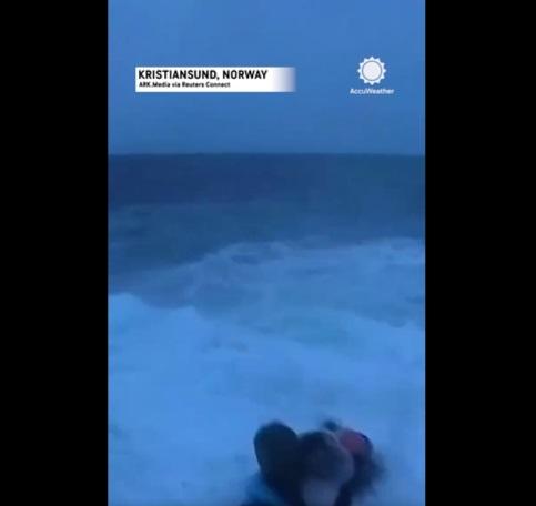 記者跌倒。(互聯網)