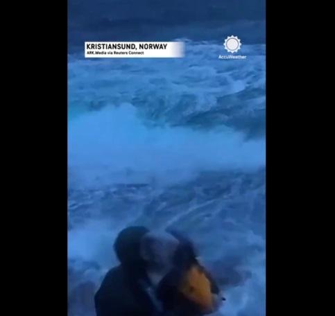 被海水弄濕身。(互聯網)