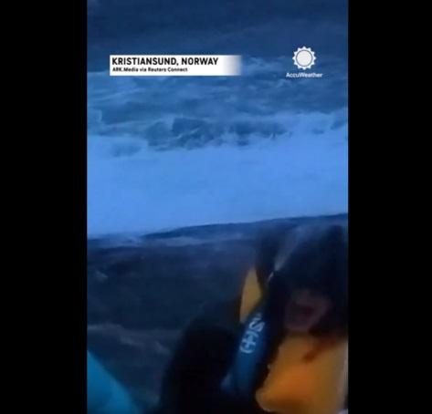 記者站起身。(互聯網)